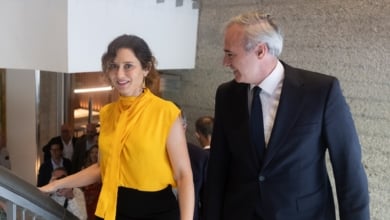 El PP enmienda la estrategia extremeña: Ayuso sí estará en Aragón con Azcón al inicio de la campaña