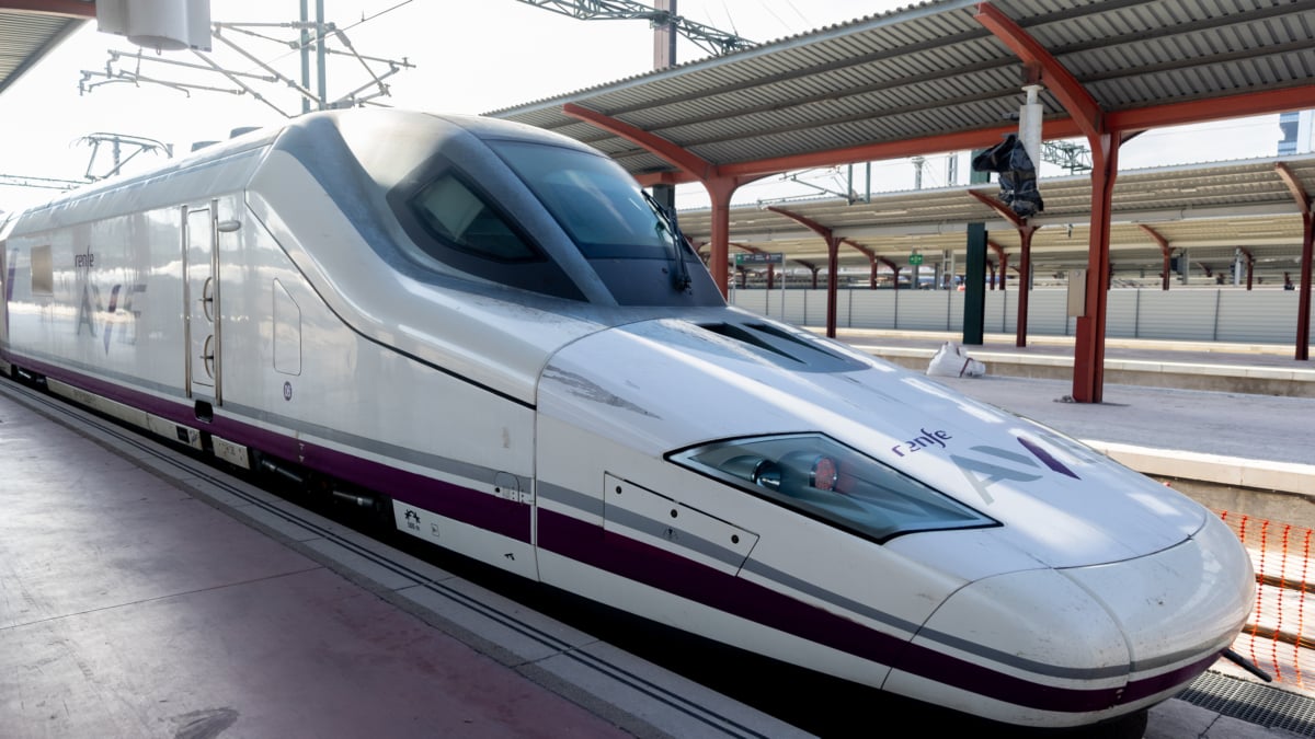 Un tren de Renfe en la estación de Chamartín-Clara Campoamor.