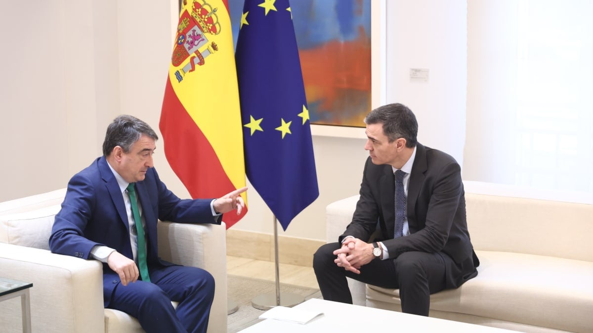 Pensiones, aeropuertos, organizar elecciones... así es la siguiente lista de peticiones de Euskadi a Sánchez