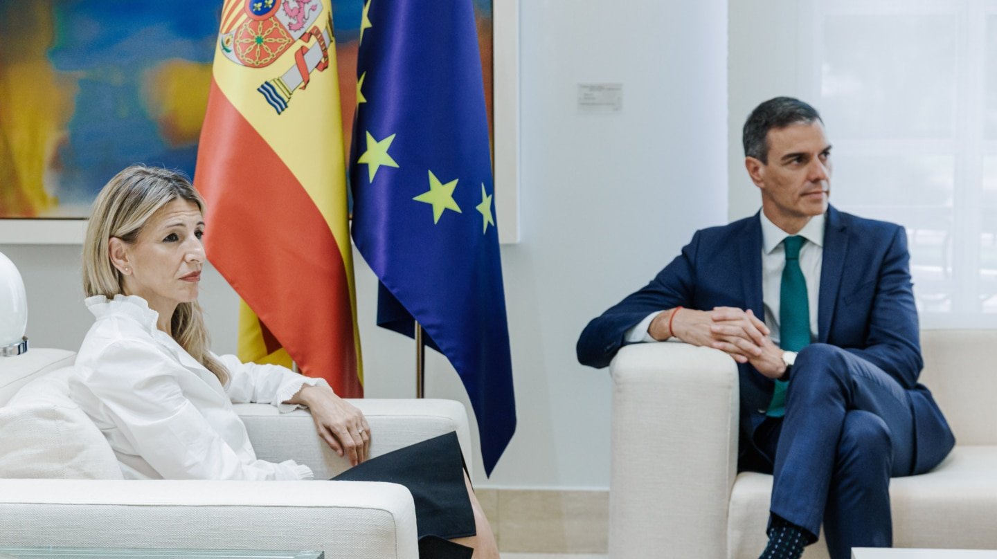 (Foto de ARCHIVO) El presidente del Gobierno, Pedro Sánchez, y la vicepresidenta segunda y ministra de Trabajo y Economía Social, Yolanda Díaz, durante una reunión, en el Palacio de la Moncloa, a 16 de junio de 2025, en Madrid (España). El encuentro entre Sánchez y Díaz tiene lugar para abordar la crisis provocada por la presunta vinculación en la trama Koldo del exsecretario de Organización del PSOE Santos Cerdán. Díaz compareció el pasado jueves y reclamó al jefe del Ejecutivo un reseteo de la legislatura y un nuevo marco de relaciones entre PSOE y Sumar para mantener el Ejecutivo, así como la reunión de la comisión de seguimiento del acuerdo de gobierno entre ambas formaciones. Carlos Luján / Europa Press 16/6/2025
