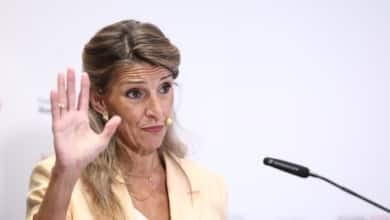 Yolanda Díaz, paraguas en la oreja