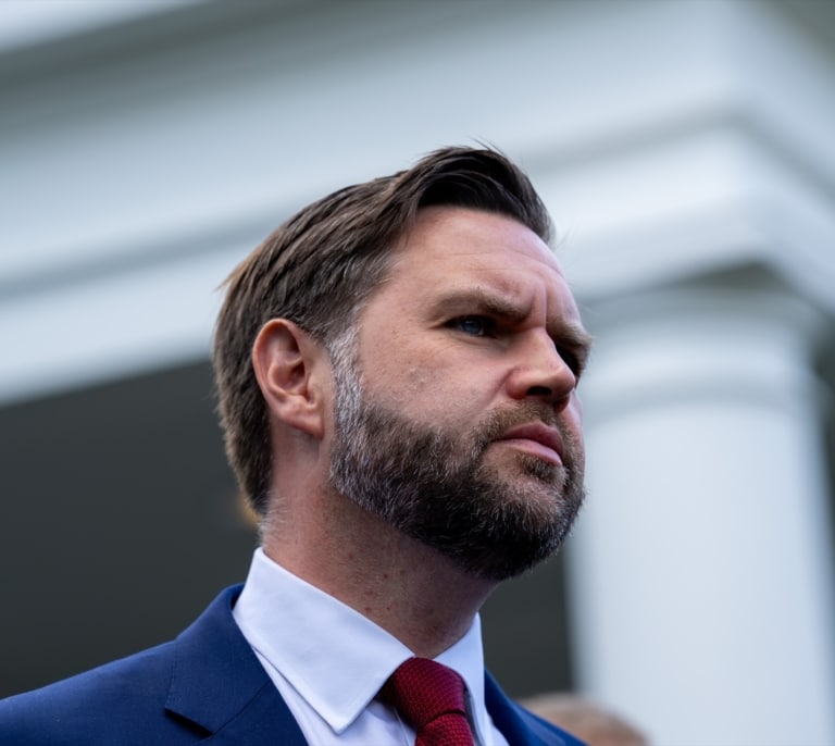 El vicepresidente de EEUU defiende al agente que mató a la mujer de Mineápolis: goza de "inmunidad absoluta"