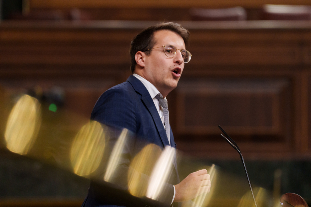 El diputado de Sumar Jorge Pueyo interviene durante una sesión plenaria, en el Congreso de los Diputados