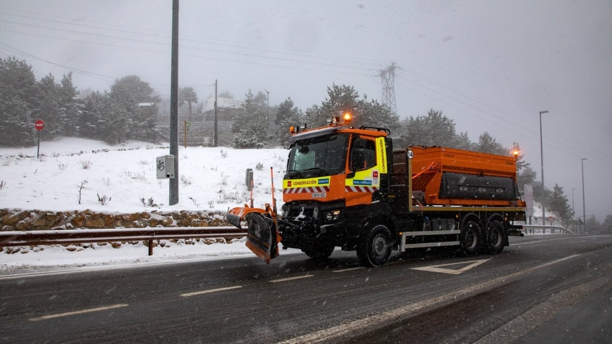 Una quitanieves trabaja en el Puerto de Navacerrada, a 2 de diciembre de 2025