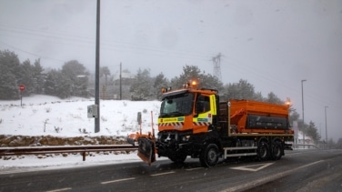 La nieve colapsa la carretera M-601 a la altura de Navacerrada y bloquea a numerosos conductores