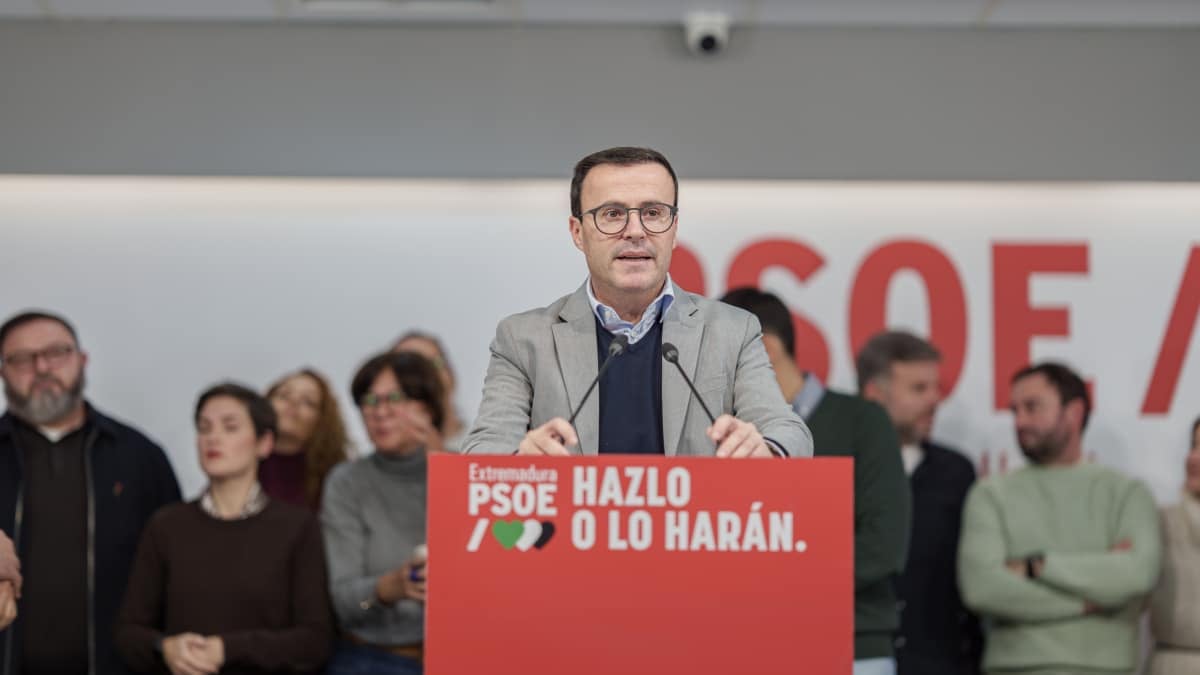 (Foto de ARCHIVO) El hasta ahora candidato socialista a la Presidencia de la Junta, Miguel Ángel Gallardo, comparece ante los medios de comunicación para anunciar su dimisión, en la sede regional del partido, a 22 de diciembre de 2025, en Mérida, Badajoz, Extremadura (España). Gallardo ha presentado su dimisión tras el batacazo socialista en las elecciones extremeñas. Lo hace después de registrar el peor resultado electoral del PSOE en Extremadura, que ha pasado de ser primera fuerza a dejarse más de 110.000 votos, y por primera vez en la historia baja de la barrera de los 20 diputados en la Asamblea de Extremadura. Javier Cintas / Europa Press 22 DICIEMBRE 2025;DIMISIÓN;PSOE;SOCIALISTA;COMISIÓN EJECUTIVA; 22/12/2025