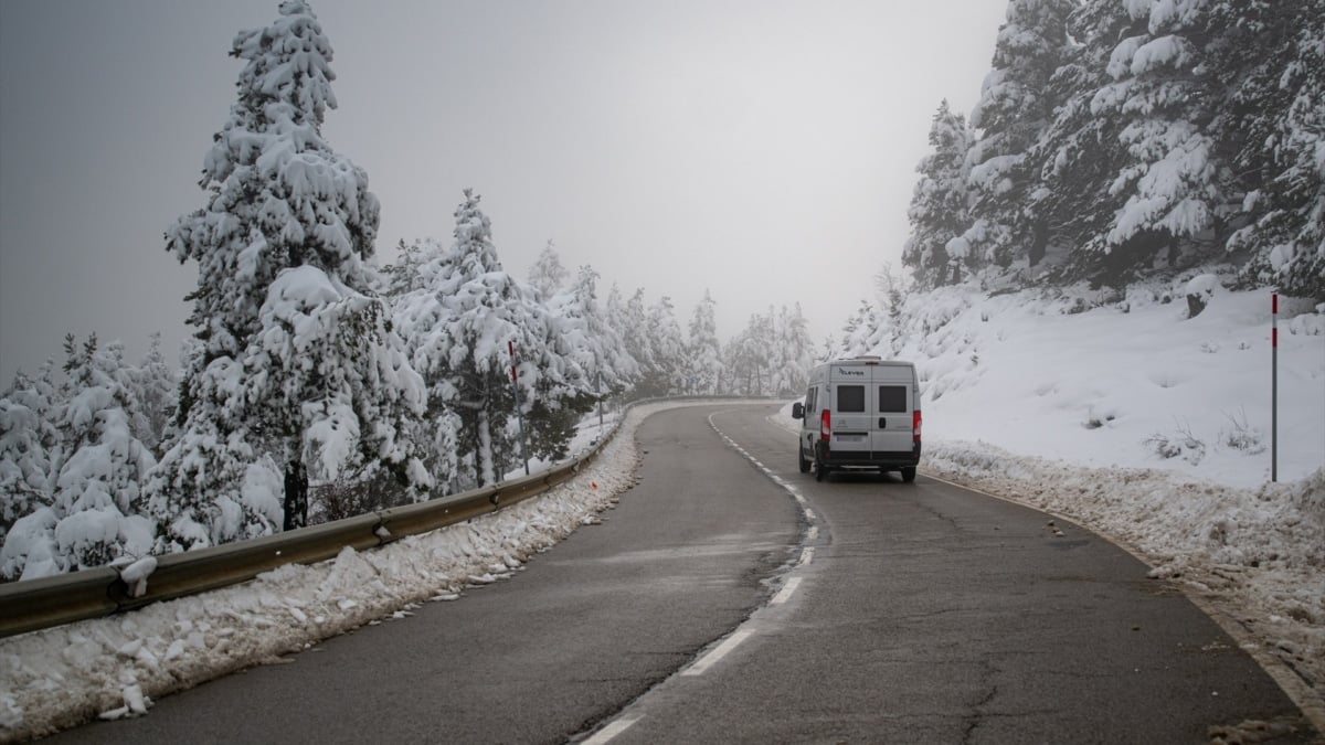 El temporal de nieve y lluvia mantiene cortadas 14 carreteras y obliga a extremar la precaución en 61 vías