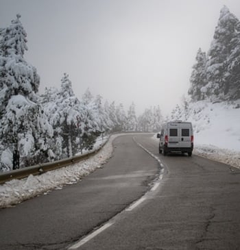 El temporal de nieve y lluvia mantiene cortadas 14 carreteras y obliga [...]