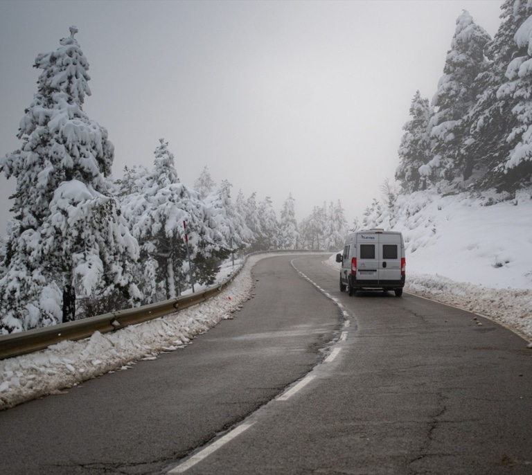 El temporal de nieve y lluvia mantiene cortadas 14 carreteras y obliga a extremar la precaución en 61 vías