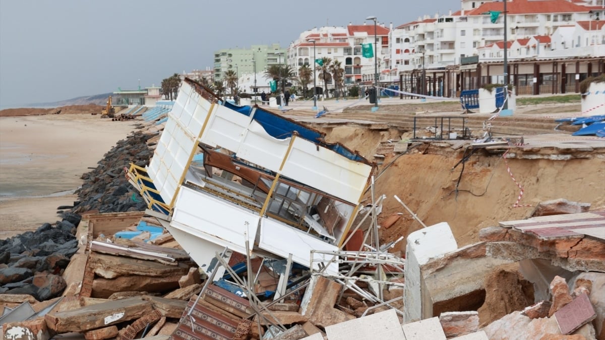Imagen de los graves daños ocasionados por el pasado temporal que barrió Matalascañas de enero de 2026, en Matalascañas, Huelva.