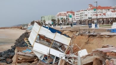 De la playa de la Victoria de Cádiz a Matalascañas, el mar se come la costa