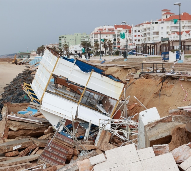 De la playa de la Victoria de Cádiz a Matalascañas, el mar se come la costa