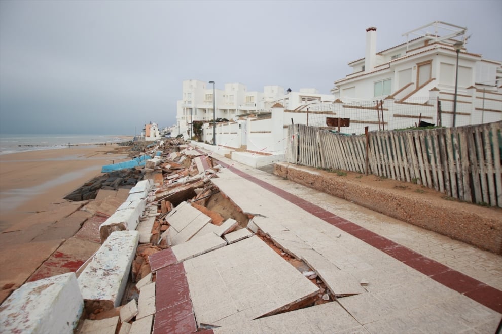Daños ocasionados por el pasado temporal que barrió Matalascañas.