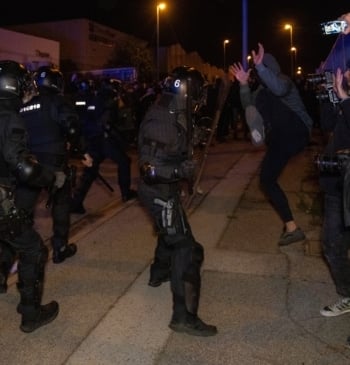 Cargas policiales y cuatro 'mossos' heridos en la manifestación contra Núcleo Nacional [...]