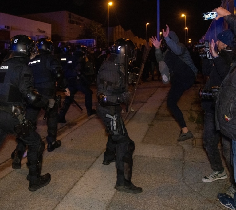 Cargas policiales y seis 'mossos' heridos en la manifestación contra Núcleo Nacional en Sentmenat