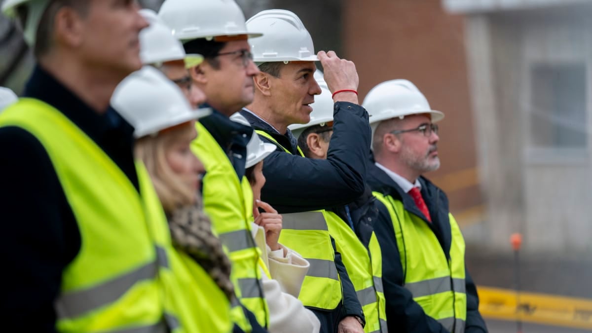 El presidente del Gobierno, Pedro Sánchez, la ministra de Vivienda, Isabel Rodríguez, y el ministro para la Transformación Digital, Óscar López, visitan las obras de la operación Campamento.