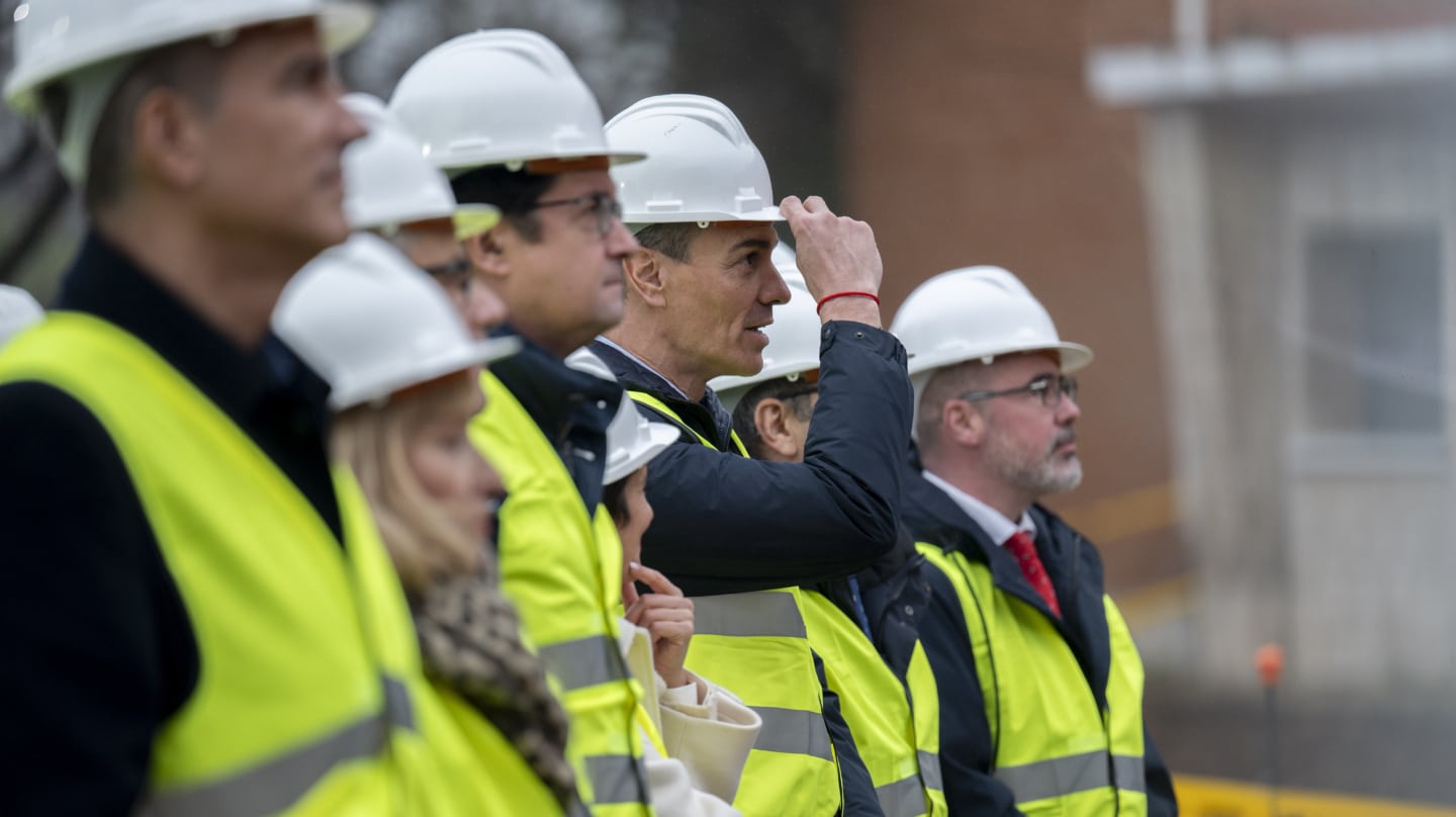 El presidente del Gobierno, Pedro Sánchez, la ministra de Vivienda, Isabel Rodríguez, y el ministro para la Transformación Digital, Óscar López, visitan las obras de la operación Campamento.