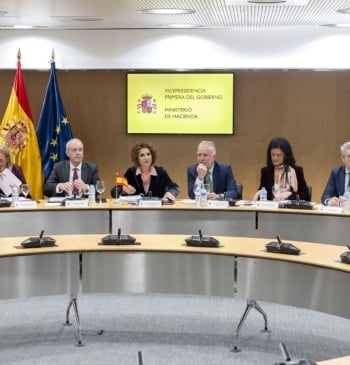 Montero dice ahora a las Comunidades que la nueva financiación será "voluntaria"