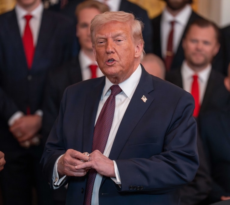 Trump amenaza con subir aranceles a los países que no respalden su plan sobre Groenlandia