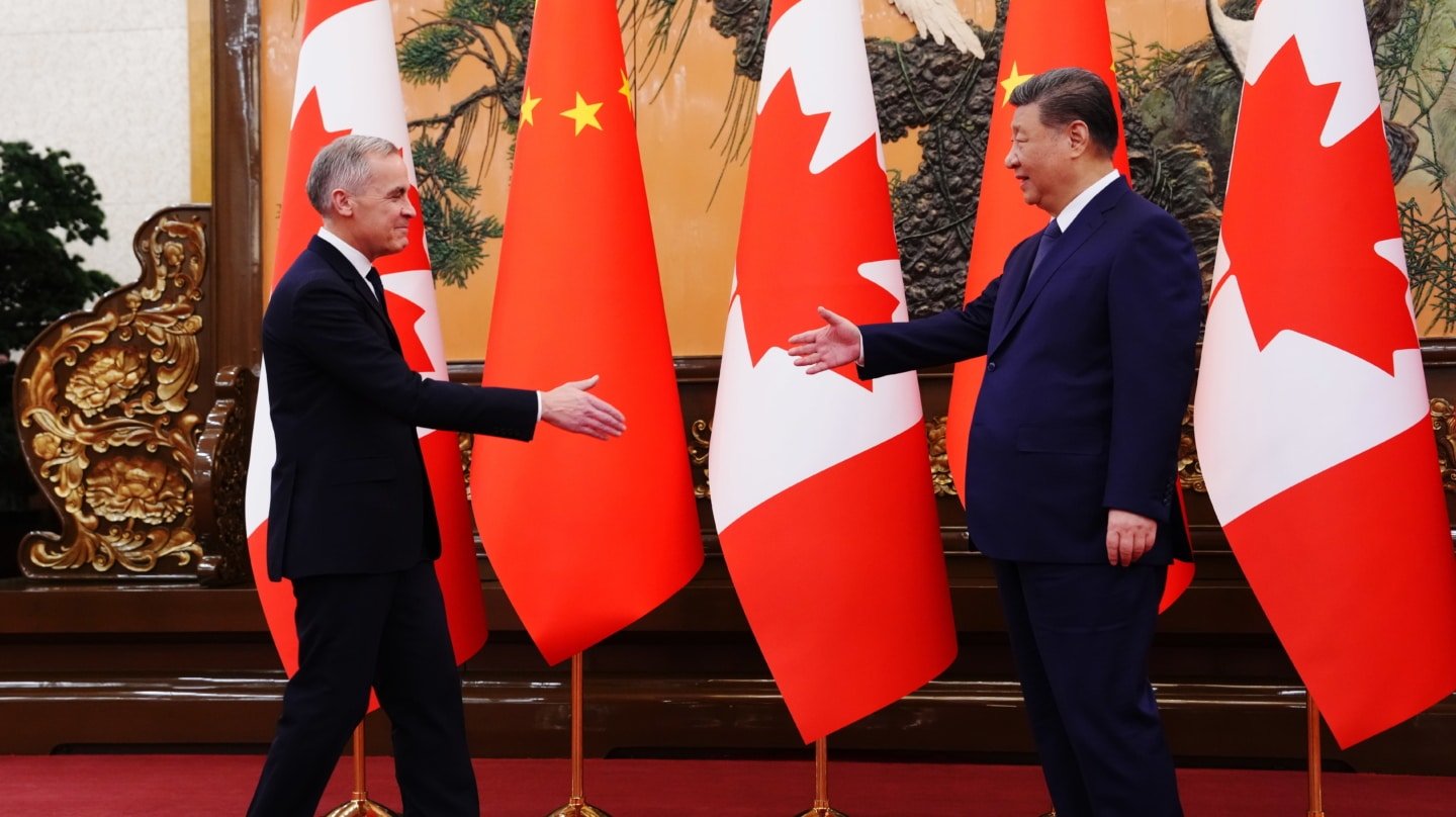 Xi Jinping (dcha) saluda al primer ministro canadiense, Mark Carney, en Pekín