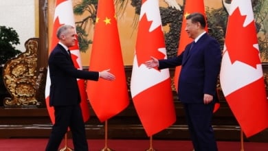 Donald Trump está haciendo más grande a... China y a la India