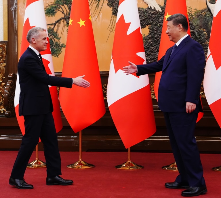 Donald Trump está haciendo más grande a... China y a la India