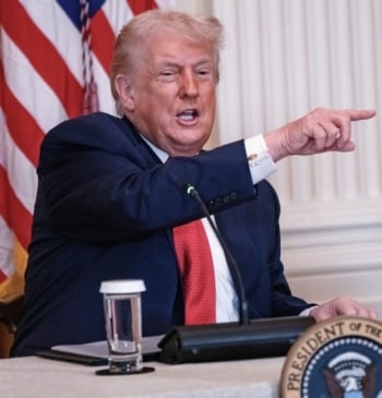 Trump anuncia aranceles a los países europeos con tropas en Groenlandia y [...]