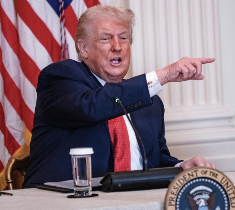 Trump anuncia aranceles a los países europeos con tropas en Groenlandia y Europa responde: es "inaceptable" y "erróneo"