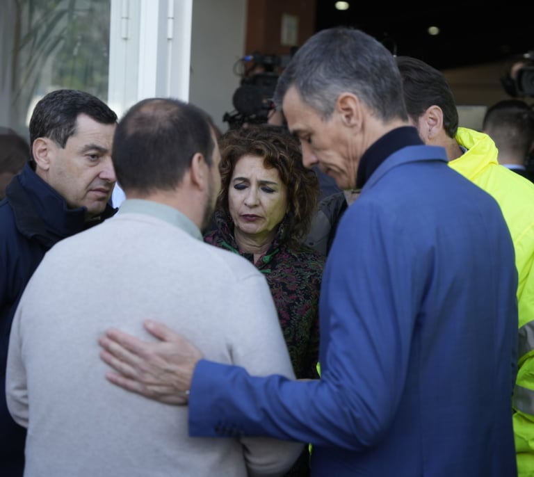 Sánchez y Moreno pactan un funeral de Estado para las víctimas de Adamuz el sábado 31 de enero en Huelva