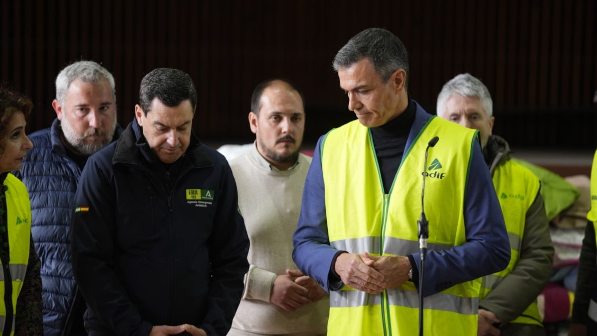 El presidente del Gobierno, Pedro Sánchez, atiende a los medios antes de trasladarse al lugar del accidente. A 19 de enero de 2026, en Adamuz, Córdoba (Andalucía, España). El presidente del Gobierno, Pedro Sánchez, ha asegurado que van a "dar con la verdad" sobre las causas del accidente ferroviario que ha provocado al menos 39 muertos en Adamuz (Córdoba) y ha advertido a los ciudadanos ante los "bulos" que se pueden extender después de la tragedia, además ha decretado tres días de luto oficial, que empezarán en la próxima medianoche hasta el jueves, según ha trasladado en una comparecencia desde la localidad cordobesa, junto a varios ministros y el presidente de la Junta de Andalucía, Juanma Moreno. Joaquin Corchero / Europa Press 19/1/2026