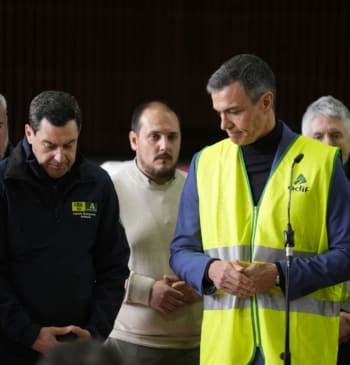 El Gobierno evita la guerra política y destaca la "colaboración total" con [...]