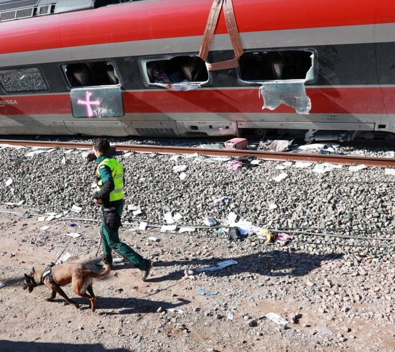 Recuperan los tres cadáveres atrapados en el tren Alvia accidentado en Adamuz