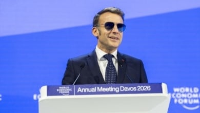 Qué es la hemorragia subconjuntival, la razón por la que Macron llevó gafas de sol en Davos
