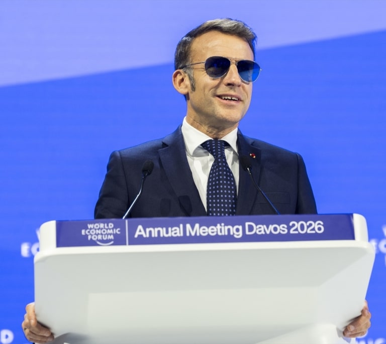 Qué es la hemorragia subconjuntival, la razón por la que Macron llevó gafas de sol en Davos
