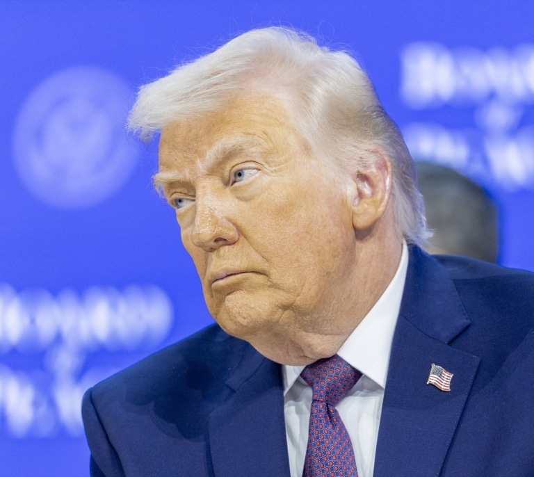 Trump demanda a JPMorgan por 5.000 millones de dólares por excluirlo de sus servicios bancarios