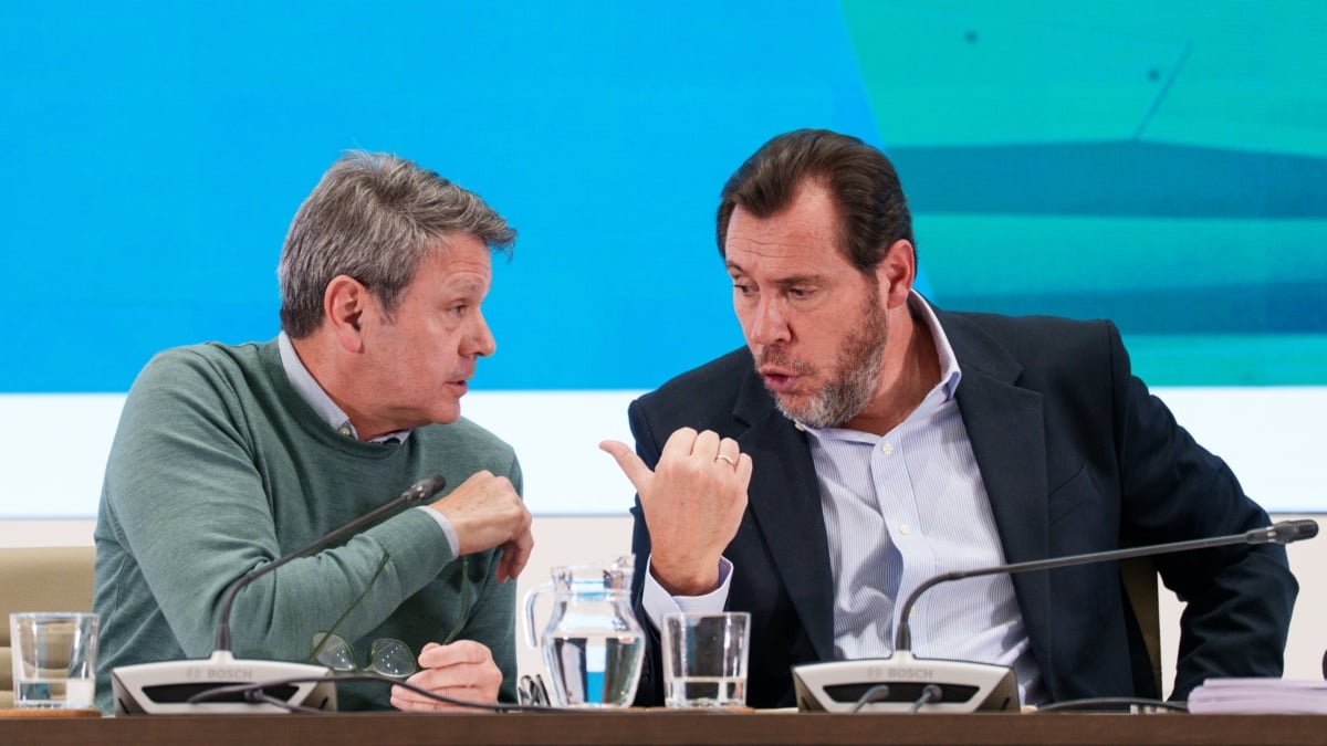 El ministro de Transportes y Movilidad Sostenible, Óscar Puente, acompañado del secretario de Estado de Transportes y Movilidad Sostenible, José Antonio Santano Clavero.