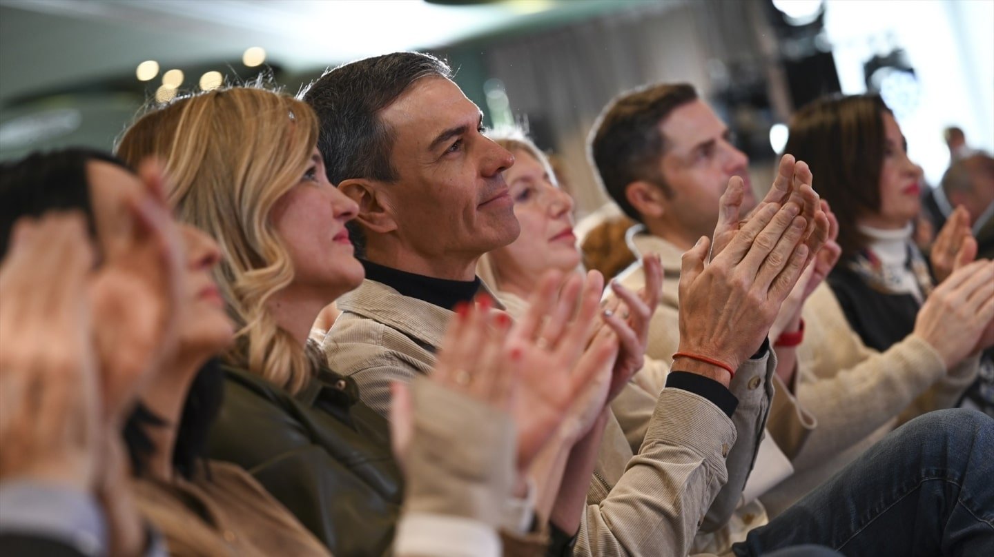 El presidente del Gobierno y líder del PSOE, Pedro Sánchez, junto a la exministra y candidata del partido en Aragón, Pilar Alegría, durante un acto de campaña en Huesca