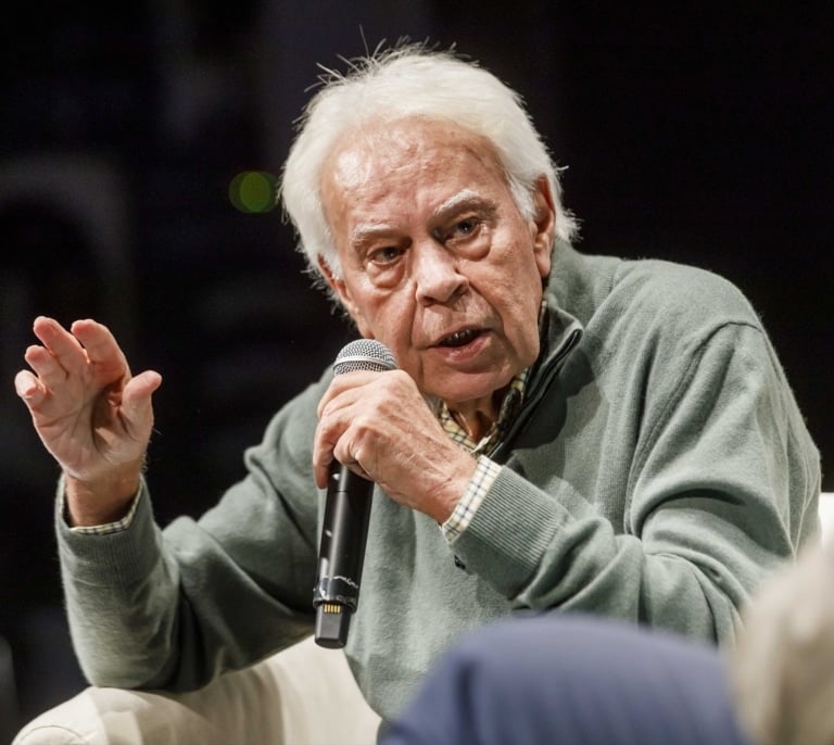 La reflexión de Felipe González sobre los temas para desviar los problemas: "Cada día lanzan a correr una liebre nueva"