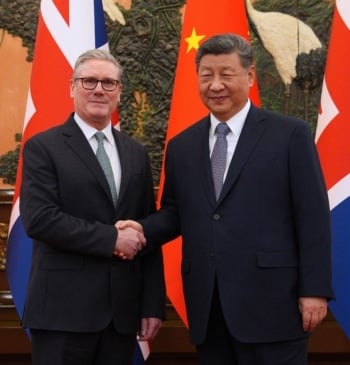 Donald Trump está haciendo más grande a... China y a la India