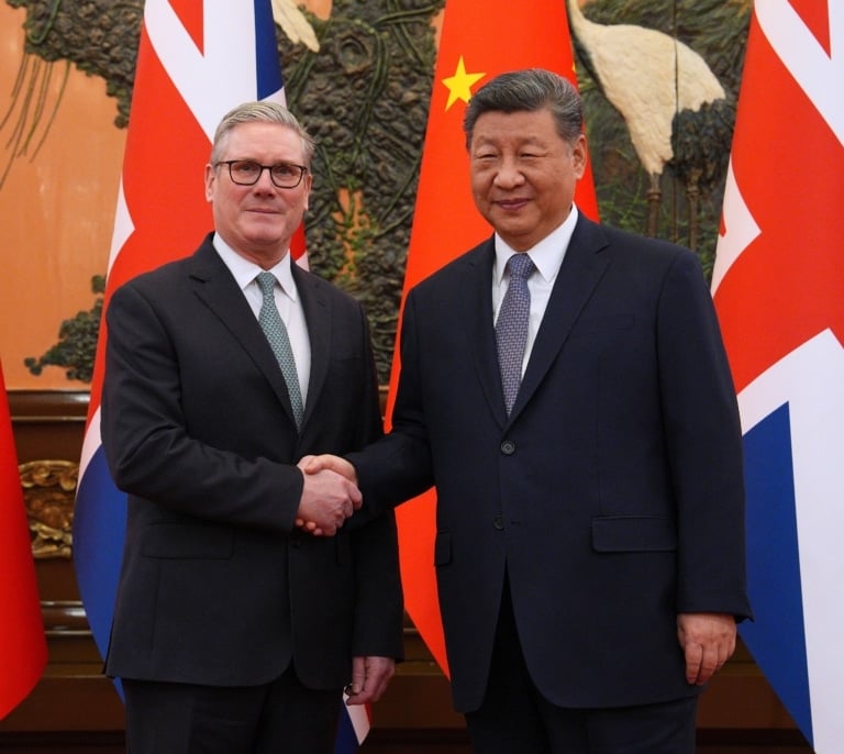 Donald Trump está haciendo más grande a... China y a la India