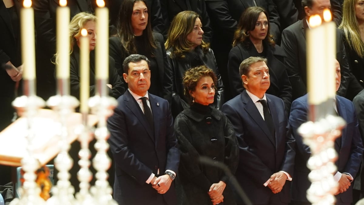 El presidente de la Junta de Andalucía, Juanma Moreno; la vicepresidenta primera del Gobierno y ministra de Hacienda, María Jesús Montero y el ministro de de Agricultura Pesca y Alimentación, Luis Planas, durante la misa funeral en memoria de las 45 personas fallecidas en el accidente ferroviario de Adamuz (Córdoba). A 29 de enero del 2026 en Huelva, España.El arzobispo de Huelva, Santiago Gómez Sierra, ha presidido la ceremonia religiosa en memoria de los 45 fallecidos en el accidente ferroviario de Adamuz (Córdoba), celebrada en el Palacio de Deportes Carolina Marín debido a que la Catedral de La Merced no cuenta con capacidad suficiente para acoger a la multitud de asistentes. Gogo Lobato / Europa Press 29/1/2026