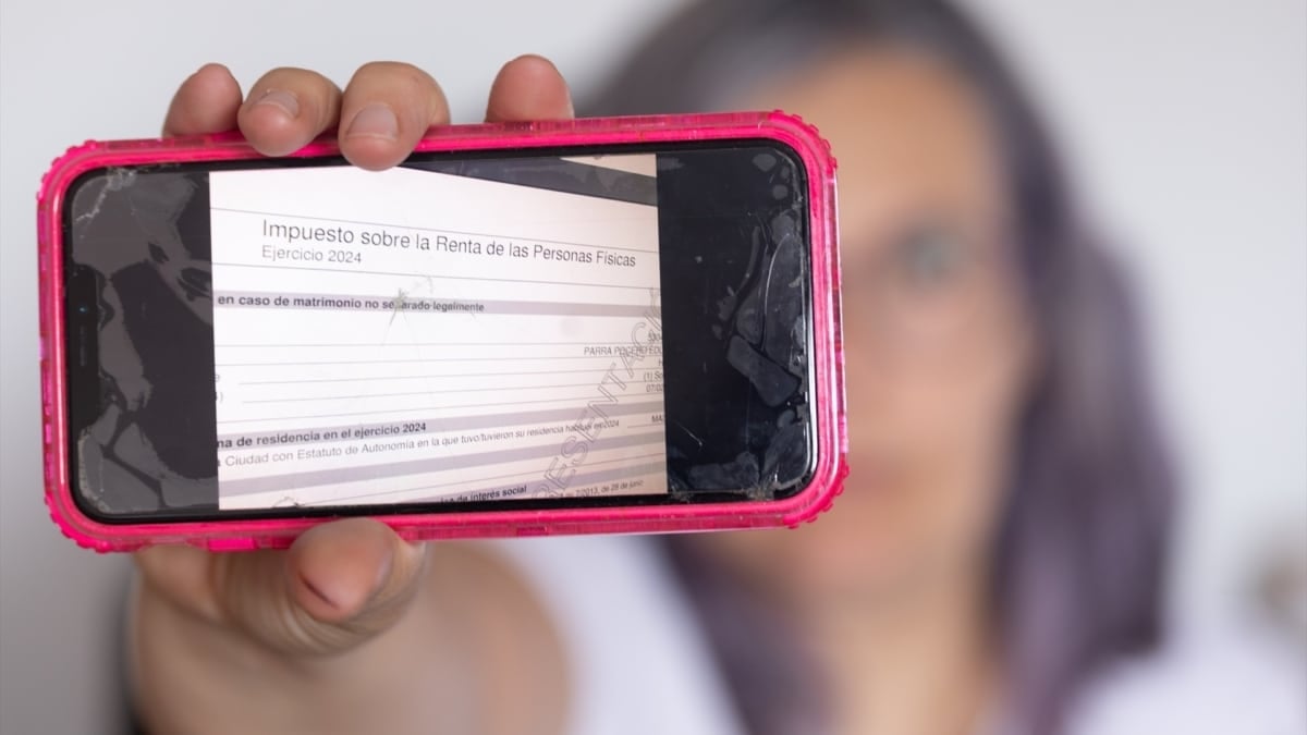 Persona cumplimenta declaración de la renta