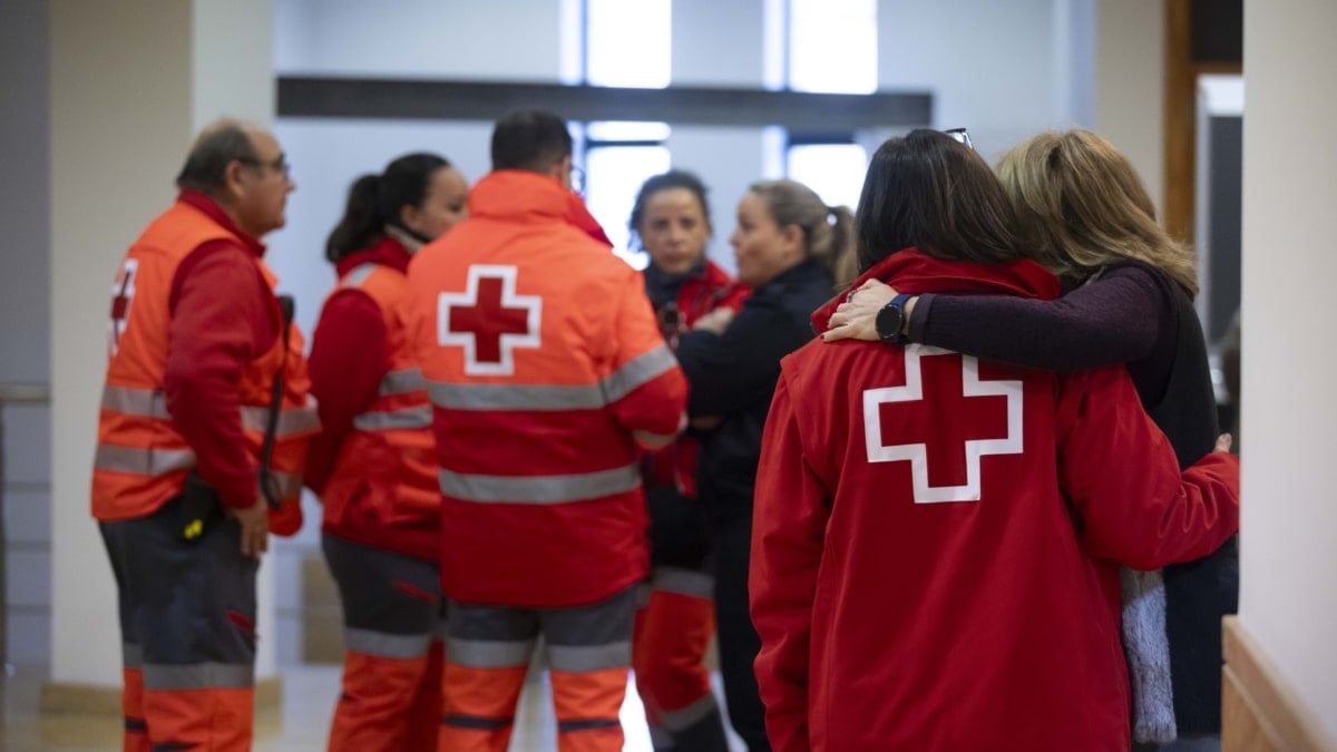 Miembros de la Cruz Roja atiende a familiares de víctimas en el siniestro ferroviario de Adamuz