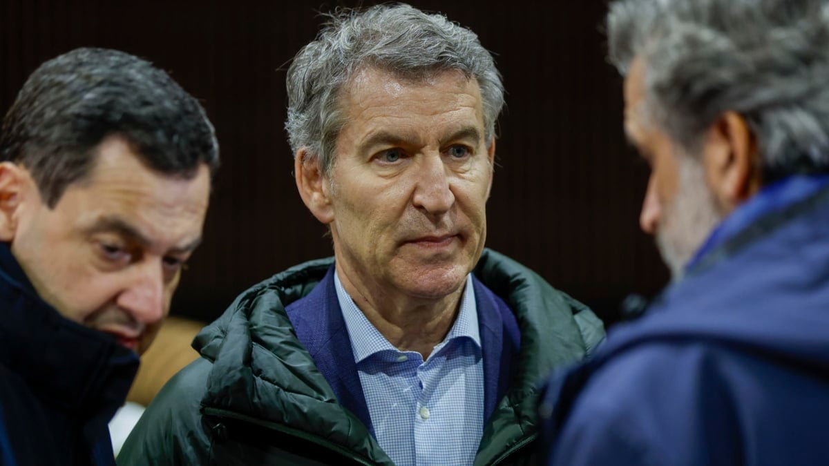 El presidente de la Junta de Andalucía Juanma Moreno Bonilla y el líder del PP Alberto Núñez Feijóo, este lunes en Adamuz (Córdoba)