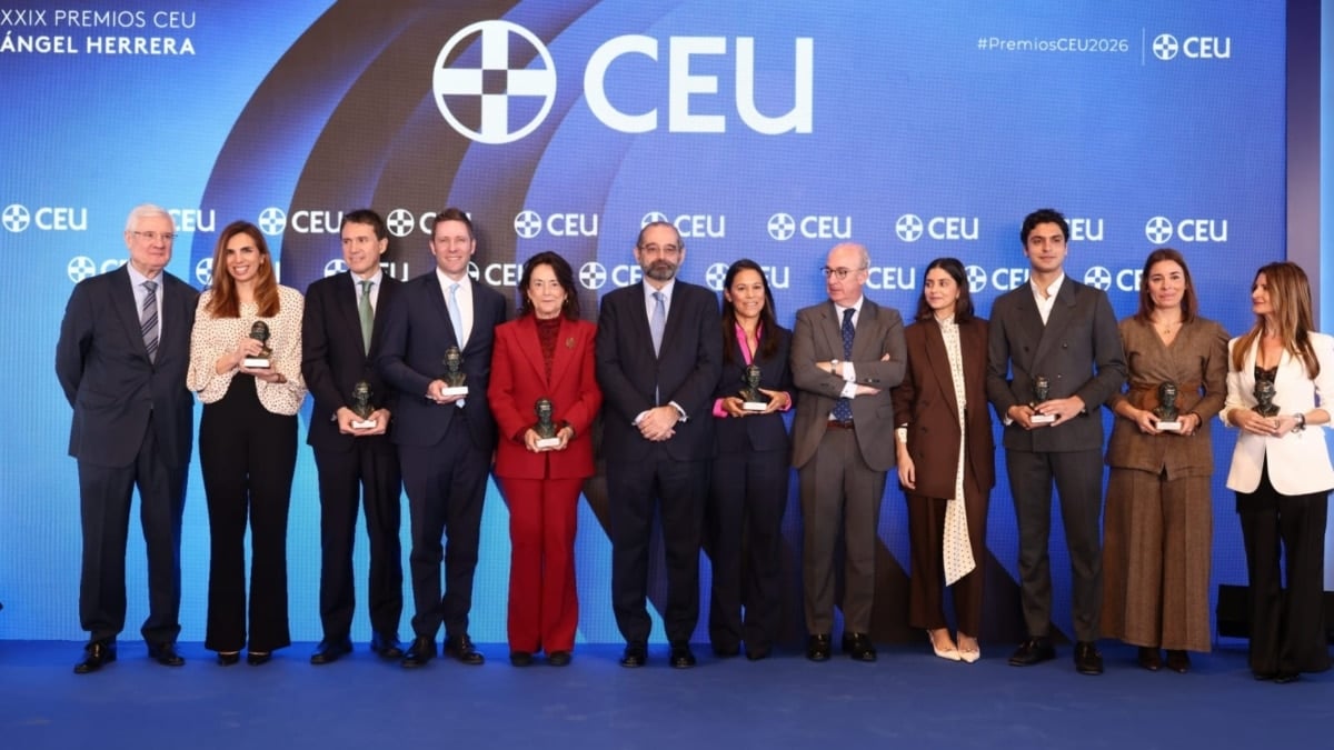 Todos los galardonados en los Premios CEU Ángel Herrera acompañados por Alfonso Bullón de Mendoza