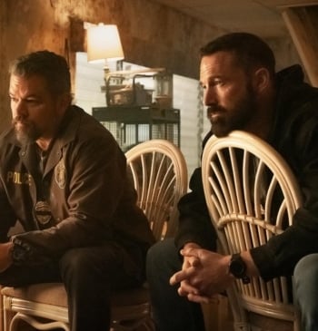 Fotograma de 'El botin' en el que salen Matt Damon y Ben Affleck