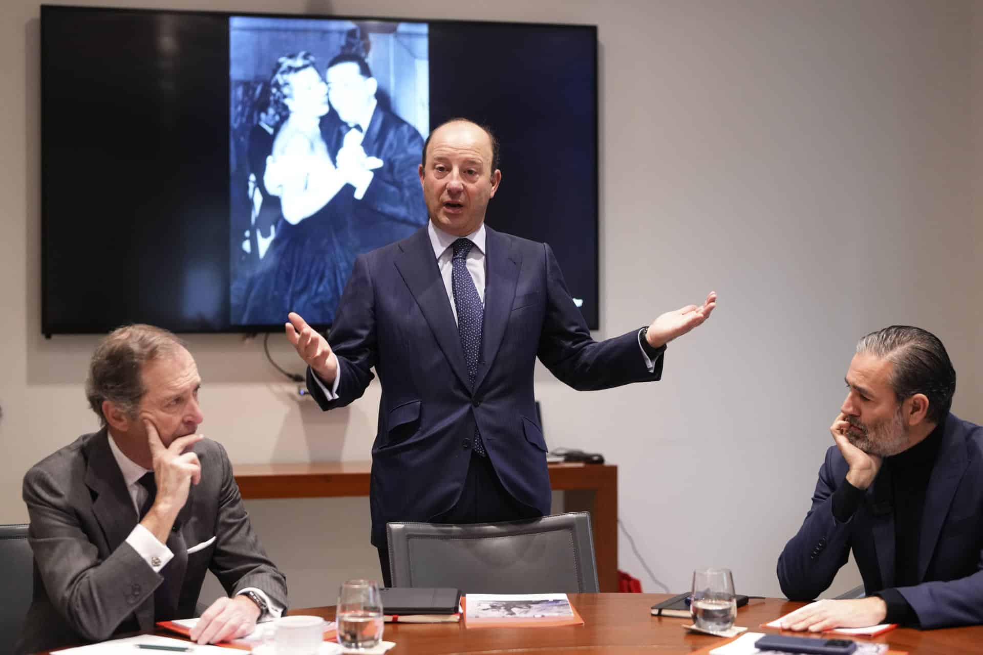 De izquierda a derecha, el director de la Fundación Banco Santander, Borja Baselga, el vicepresidente del Banco Santander, Juan Manuel Cendoya, y el director del Faro Santander, Daniel Vega, durante la presentación este miércoles de la Colección Gelman Santander.