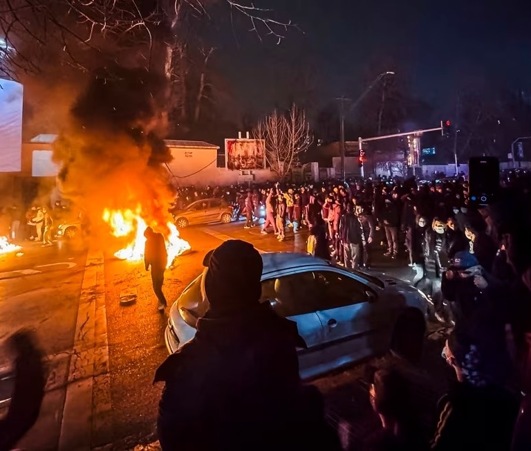 Musk comienza a ofrecer gratis Starlink en Irán tras cinco días sin acceso a internet