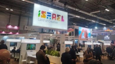 Israel lanza desde Fitur una 'oferta' a los españoles: "Aquí tenéis malos políticos; venid a Israel"