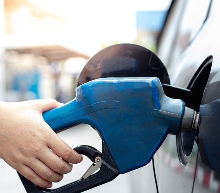 El producto que debes echar al coche si repostas gasolina low cost